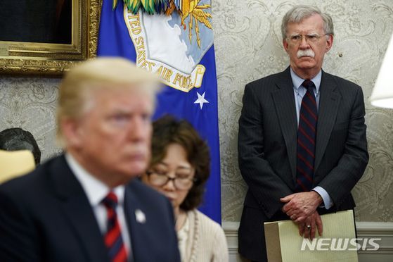 존 볼턴 미 백악관 국가안보보좌관이 도널드 트럼프 대통령 주관의 백악관 회의에 참석한 모습. 트럼프 대통령은 지난해 9월 10일 볼턴 보좌관을 트윗으로 전격 경질했다. [AP=뉴시스]