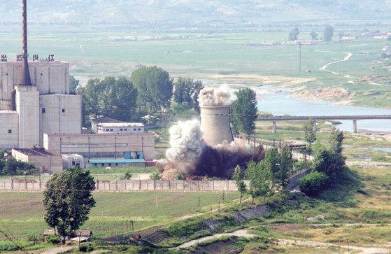 북한이 2008년 6월 비핵화 의지를 밝히기 위해 영변 원자로의 냉각탑을 폭파시키는 모습. [연합뉴스]