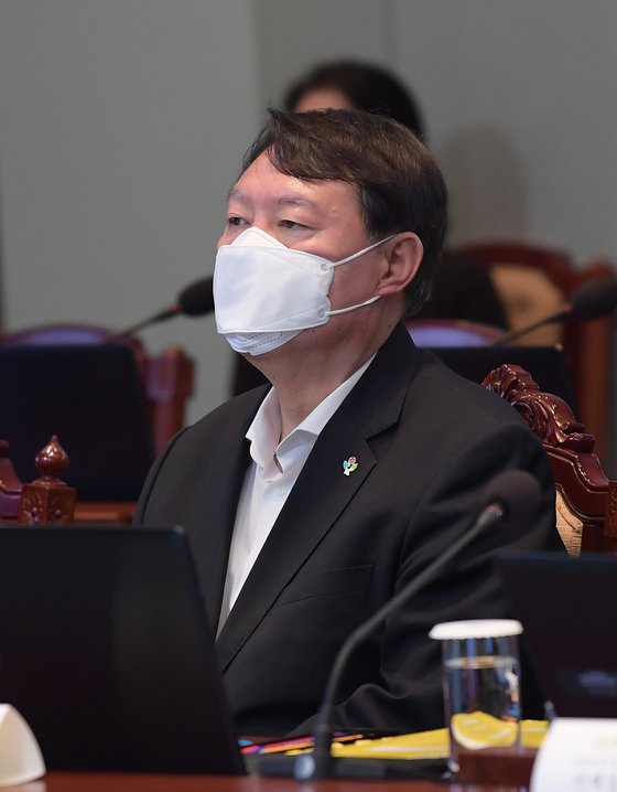 윤석열 검찰총장이 22일 오후 청와대에서 열린 제6차 공정사회 반부패정책협의회에 참석하고 있다. [청와대사진기자단]