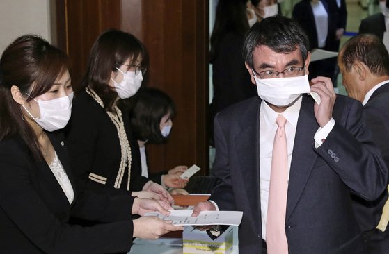 고노 다로 일본 방위상이 지난 3월 17일(현지시간) 오후 일본 도쿄도 소재 자민당 본부에서 마스크를 착용하고 양원 총회 행사장에 입장하고 있다. 연합뉴스