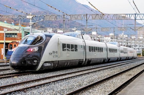 국산기술로 개발한 초고속열차 해무(HEMU-430X)는 지난 2013년 3월 시험주행에서 시속 421㎞를 기록했다. 이는 프랑스·중국·일본에 이어 4번째로 빠른 속도다. 정부는 시속 400㎞대 초고속열차의 도입을 준비 중이다. [중앙포토]