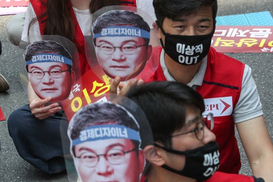 이스타항공 노동자들이 이상직 더불어민주당 의원에게 체불임금 지급을 촉구하고 있다. 뉴스1