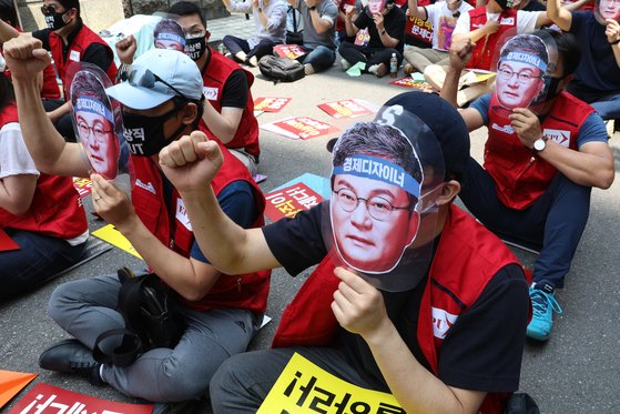 서울 여의도 더불어민주당사 앞에서 이상직 의원을 규탄하고 있는 이스타항공 노동자. 뉴스1