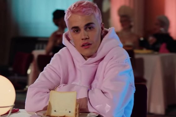 저스틴 비버가 지난달 인스타그램 라이브 방송 도중 모자를 매만졌다는 이유로 '피자게이트 희생자'라는 가짜뉴스에 시달리고 있다. [유튜브 캡처]