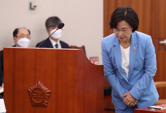 추미애 법무부 장관이 29일 오후 서울 여의도 국회에서 법사위원회 전체회의에 참석해 추경안 제안설명을 마치고 고개숙여 인사를 하고 있다. [뉴스1]