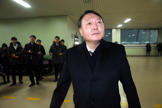 2016년 12월 13일 윤석열 특검 수사팀장이 서울 강남구 대치동에 마련된 특검 사무실로 출근하고 있다. [중앙포토]