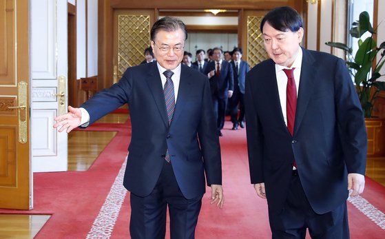 문재인 대통령이 지난해 7월 25일 오전 청와대에서 윤석열 신임 검찰총장에게 임명장을 수여한 뒤 간담회장으로 함께 이동하고 있다. [연합뉴스]