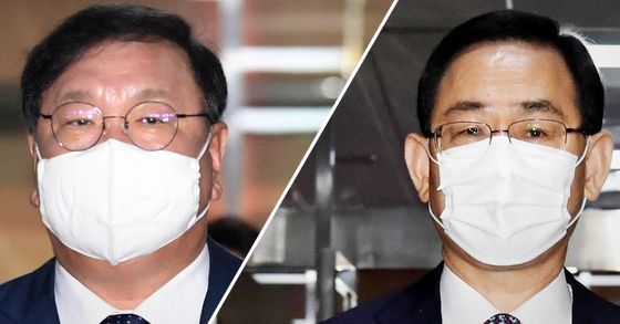 29일 21대 국회 원구성 협상을 위해 국회의장실로 향하고 있는 김태년 더불어민주당 원내대표(왼쪽)과 주호영 미래통합당 원내대표. [뉴스1]