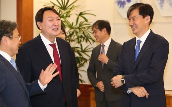 윤석열 신임 검찰총장이 지난해 7월 25일 오전 청와대 본관에서 열린 임명장 수여식에 참석해 조국 청와대 민정수석(오른쪽), 강기정 정무수석(왼쪽)과 이야기를 나누고 있다. 청와대사진기자단.