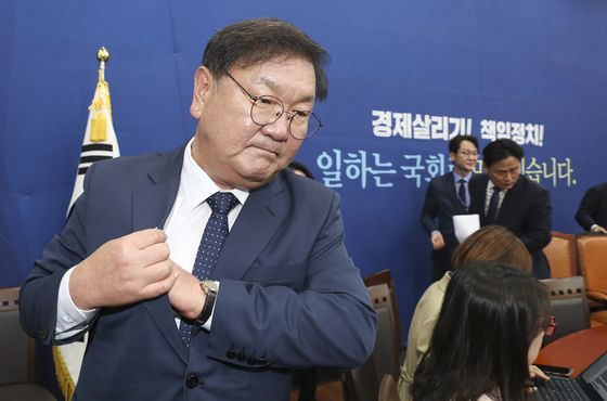 김태년 민주당 원내대표(왼쪽)가 29일 오전 국회에서 기자간담회를 마치고 자리를 뜨고 있다. [중앙포토]