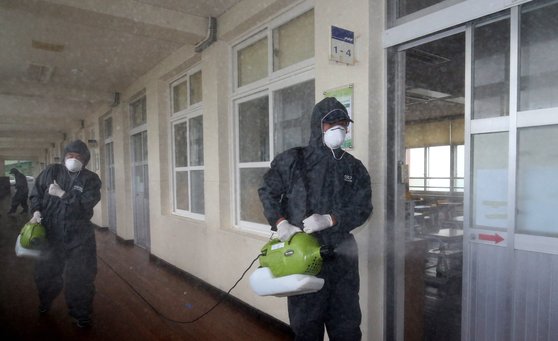 30일 오전 학생 신종 코로나바이러스 감염증(코로나19) 확진자가 발생한 대전 동구 천동초등학교에서 방역 관계자들이 방역을 하고 있다. 뉴스1