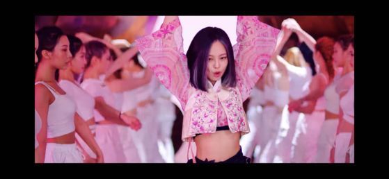 블랙핑크 제니가 '하우 유 라이크 댓' 뮤직비디오에서 한복 의상을 입었다. [ '하우 유 라이크 댓' 뮤직비디오 캡처]