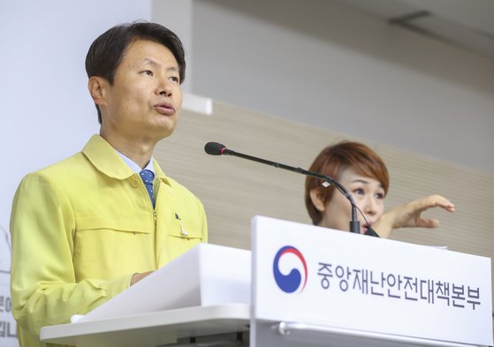 김강립 중앙재난안전대책본부 제1총괄조정관(보건복지부 차관)이 코로나19 대응 현황 등 정례브리핑을 하는 모습. [연합뉴스]