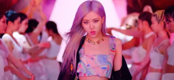 블랙핑크 로제가 '하우 유 라이크 댓' 뮤직비디오에서 한복 의상을 입었다. 로제는 두루마기를 걸치고 단하주단의 봉황문 크롭탑을 입었다. 이는 한복의 가슴가리개에서 아이디어를 얻었다고 한다. [ '하우 유 라이크 댓' 뮤직비디오 캡처]