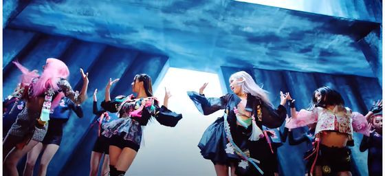 블랙핑크 ' ‘하우 유 라이크 댓(How You Like That)’ 뮤직비디오에 등장한 한복 패션 [유튜브 캡쳐]