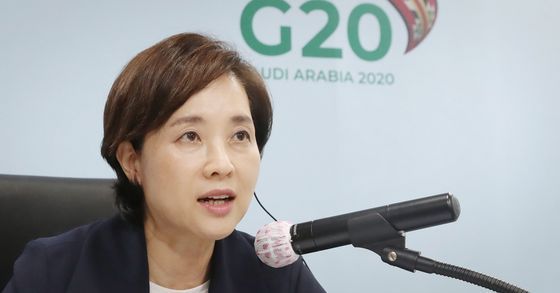 유은혜 사회부총리 겸 교육부 장관이 지난 27일 영등포구 서울교육시설공제회관에서 화상으로 진행된 2020년 주요 20개국(G20) 특별 교육장관회의에 참석해 코로나19 사태에서도 중단 없는 교육을 위한 범정부적 노력과 코로나19 이후 미래 교육을 대비하기 위한 한국 정부의 준비 상황을 설명하고 있다. [교육부 제공]