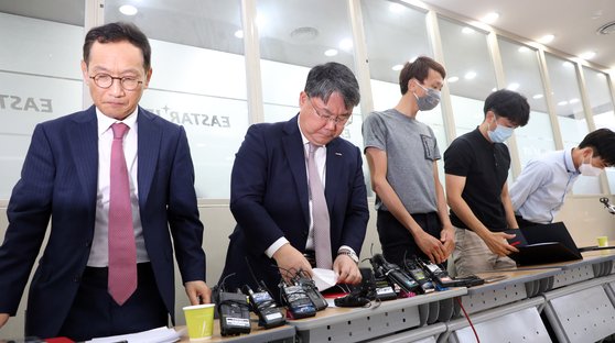 최종구 이스타항공 대표가 29일 강서구 본사에서 제주항공과 이스타항공의 인수·합병 관련 기자회견 후 인사하고 있다. 연합뉴스