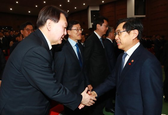 박상기 전 법무부 장관(오른쪽)이 지난해 1월 정부과천청사에서 열린 법무부 시무식에 참석해 윤석열 당시 서울중앙지검장과 인사를 하고 있다. 연합뉴스