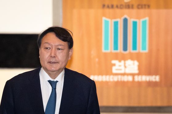 윤석열 검찰총장이 2019년 9월25일 인천 영종도 파라다이스시티 호텔에서 열린 제29차 마약류퇴치국제협력회의에서 개회사를 마친 후 단상을 내려오고 있다. 뉴스1