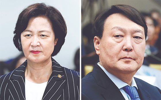 추미애 법무부 장관이 6월25일 ‘민주당 초선 의원 혁신포럼’에 참석해 국민의례를 하고 있다. 오른쪽 사진은 지난해 말 대검 국정감사장에서 개회를 기다리는 윤석열 검찰총장. [뉴시스·연합뉴스]