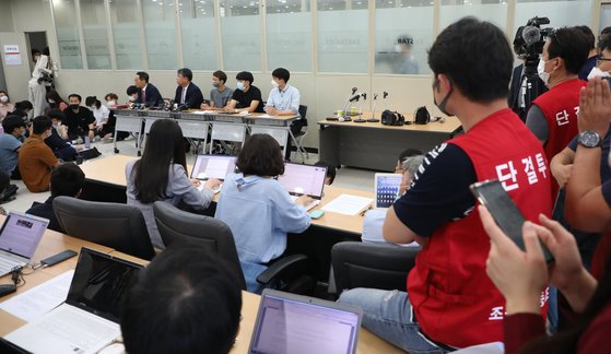이스타항공 본사에서 노조원들이 최종구 대표의 인수·합병 관련 기자회견을 지켜보고 있다.   연합뉴스