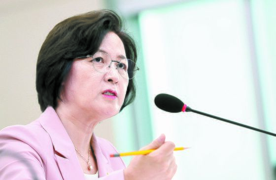 추미애 법무부 장관이 지난 1일 오후 국회 법제사법위원회 전체회의에서 의원들 질의에 답하고 있다. 연합뉴스