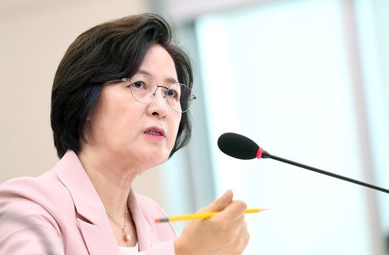 추미애 법무부 장관이 1일 오후 국회 법제사법위원회 전체회의에서 의원들 질의에 답하고 있다. 연합뉴스