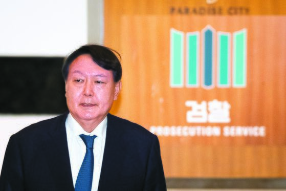 윤석열 검찰총장이 2019년 9월25일 인천 영종도 파라다이스시티 호텔에서 열린 제29차 마약류퇴치국제협력회의에서 개회사를 마친 후 단상을 내려오고 있다. 뉴스1