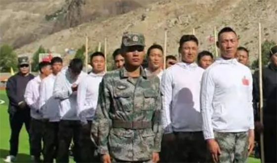 중국 시짱군구가 인도 국경 지역 충돌에 대비해 설립한 5개 민병부대. 덩치 큰 격투기 선수들로 구성된 쉐아오 고원반격부대가 보인다. [중국군망]