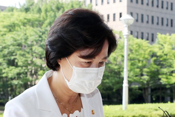 추미애 법무부 장관이 3일 오전 경기도 과천시 정부과천청사 법무부 청사로 출근하고 있다. [뉴스1]