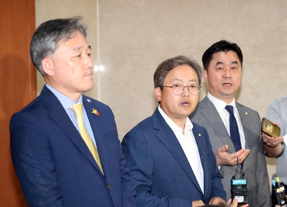 더불어민주당 법제사법위원회 의원들이 2019년 8월 28일 오후 국회 정론관에서 조국 법무부 장관 후보자 인사청문회 촉구 기자회견을 마친 뒤 백브리핑을 하고 있다. 왼쪽부터 표창원, 송기헌, 김종민 의원. 김경록 기자