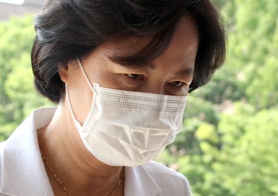 추미애 법무부 장관이 3일 오전 경기도 정부과천청사 법무부로 출근하고 있다. 연합뉴스