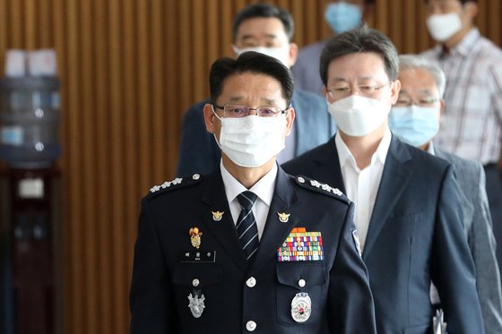배용주 경기남부지방경찰청장이 지난 2일 오전 경기도 수원시 장안구 경기남부지방경찰청에서 이춘재 연쇄살인 사건 최종 수사 결과 발표를 위해 반기수 수사본부장과 함께 입장하고 있다. 뉴스1