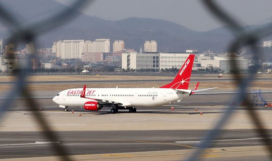 지난 3월 23일 서울 강서구 김포공항 국내선 청사 전망대에서 바라본 이스타항공 여객기가 대기하고 있다. 뉴시스