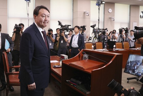 2019년 7월 8일 윤석열 검찰총장 인사청문회가 국회 법제사법위원회 전체회의장에서 열렸다. 윤 후보자가 오전 일정을 마친 뒤 청문회장을 나서고 있다. 임현동 기자