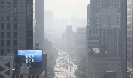 지난 3일 오전 초미세먼지 '나쁨' 수준을 보인 서울 도심. 이날도 대기정체로 아침 시간에 먼지가 축적됐다. 뉴스1