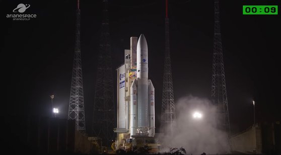 해양, 환경관측 기능을 탑재한 천리안 2B호는 한반도 상공의 대기오염물질에 대한 분석 자료도 보내올 예정이다. 이 정보가 더해지면 국내 대기질관측의 정확도와 정밀도도 더 높아질 것으로 예상된다. [사진 아리안스페이스 캡처], 뉴스1