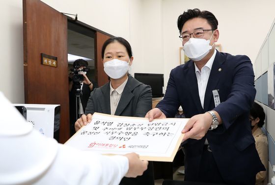 권은희 국민의당 원내대표와 김성원 미래통합당 원내수석부대표가 3일 오후 서울 여의도 국회에서 '윤석열 검찰총장 탄압금지 및 추미애 법무부장관의 공정한 직무수행을 촉구하는 결의안'을 의안과에 제출하고 있다. 뉴스1