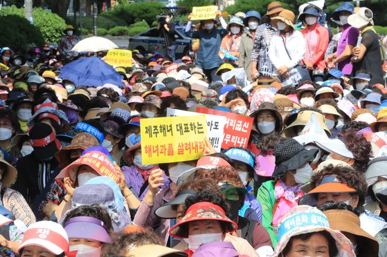 제주지역 해녀 1000여 명이 지난달 26일 제주도청 앞에서 해녀 전담부서 폐지에 반발하며 대규모 집회를 열고 있다. 연합뉴스