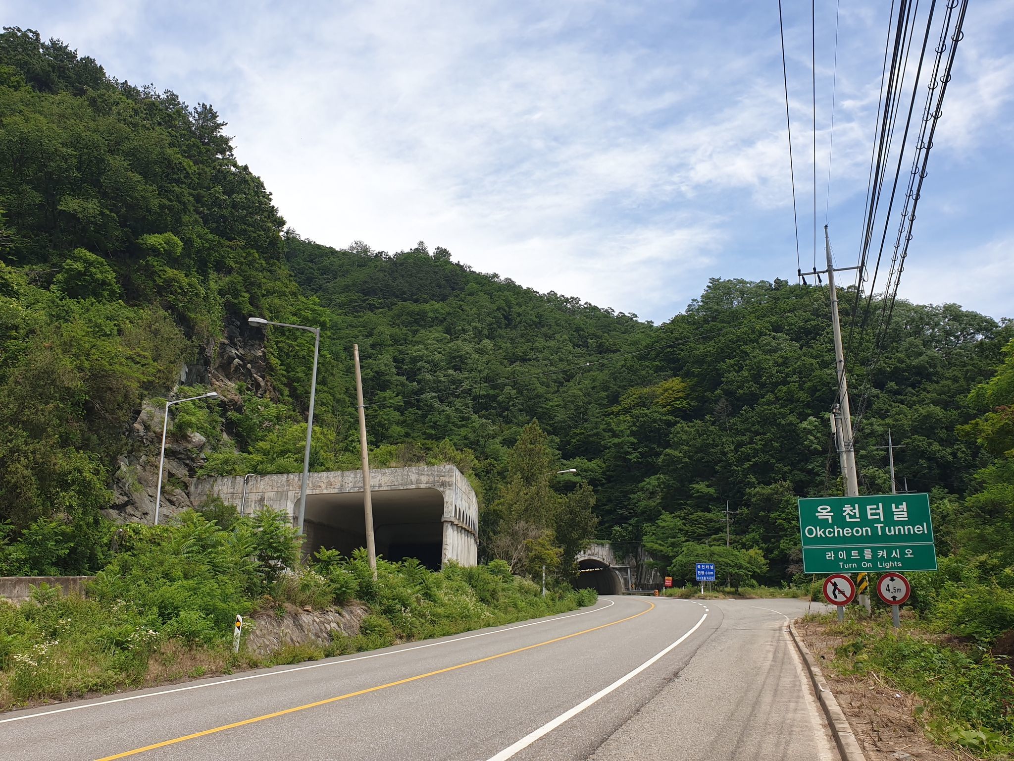 당재터널(현 옥천터널)은 하행선만 군도로 사용 중이다. [강갑생 기자]