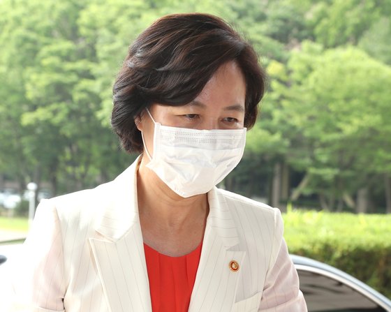 추미애 법무부 장관이 6일 오전 경기도 정부과천청사로 출근하고 있다. [연합뉴스]