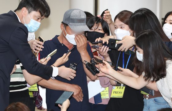 세계 최대 아동 성착취물 사이트 '웰컴 투 비디오'(W2V)를 운영한 손정우의 미국 송환이 불발된 6일 손씨의 아버지가 서울 서초구 서울고등법원에서 열린 손씨에 대한 범죄인 인도심사 청구사건 3번째 심문기일을 마치고 법정을 나서며 취재진의 질의에 답하고 있다.[뉴스1]