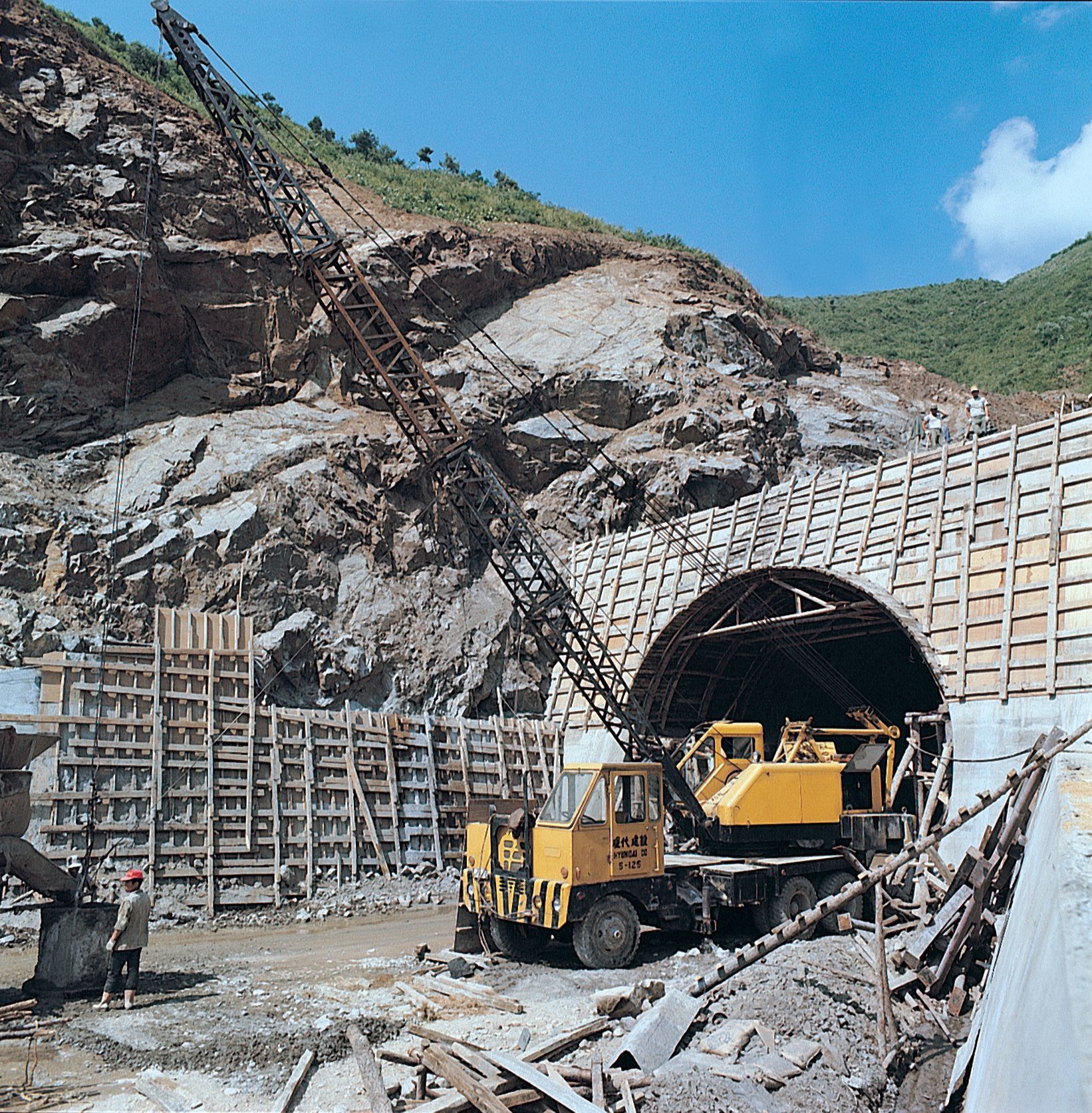 당재터널 공사는 악전고투의 연속이었다. 잦은 사고로 11명이 순직했다. [사진 한국도로공사]