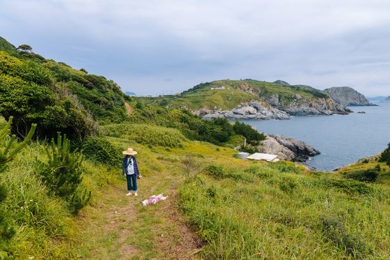 백패커들의 천국으로 통하는 매물도. 흙길이 많아 반려견도 좋아한다. [사진 한국관광공사]