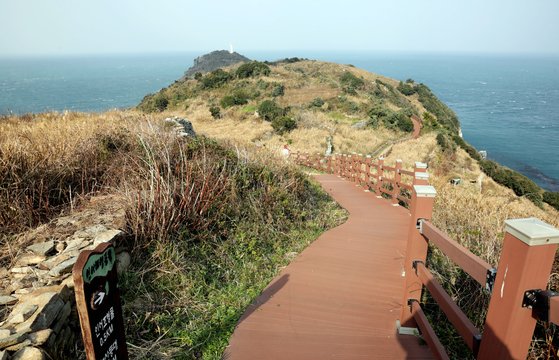 거문도등대길. 시원스러운 바다 전망이 일품이다. [중앙포토]