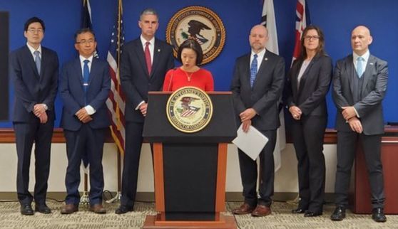 제시 리우 미 워싱턴DC 연방검사가 지난해 10월 16일 세계 최대 아동 포르노를 유통시킨 불법 폐쇄 사이트 다크넷의 운영자인 한국인 손정우씨와 세계 38개국 이용자 337명을 적발했다고 발표하고 있다. [이광조 JTBC 촬영 기자]〈br〉