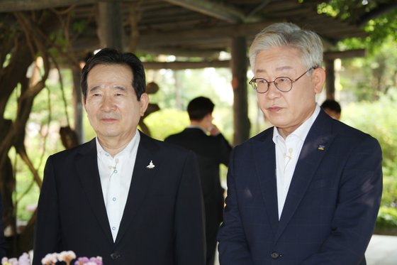 정세균 국무총리와 이재명 경기도지사가 지난 2일 오후 서울 삼청동 총리공관에서 제10차 목요대화에 참석해 있다.  이날 목요대화에는 김경수 경남도지사와 강경화 외교부 장관, 김호기 연세대 교수 등이 참석했다. [연합뉴스]