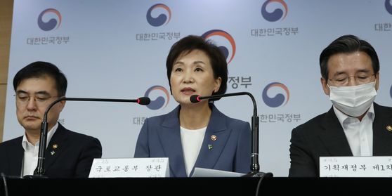 김현미 국토교통부 장관이 지난달 17일 오전 서울 종로구 정부서울청사 합동브리핑실에서 부동산 대책을 발표하고 있다. 뉴시스