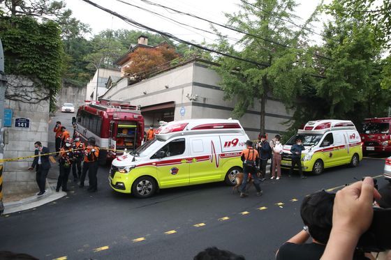 박원순 서울시장이 연락두절됐다는 신고가 접수되어 9일 경찰과 119구조대가 성북동 핀란드 대사관저 주변 일대를 수색하고 있다. 우상조 기자
