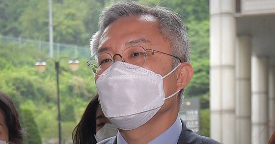 최강욱 열린민주당 대표가 2일 국회의원 신분으로는 처음으로 재판에 출석한 뒤 서울중앙지법을 나서고 있다. 뉴스1